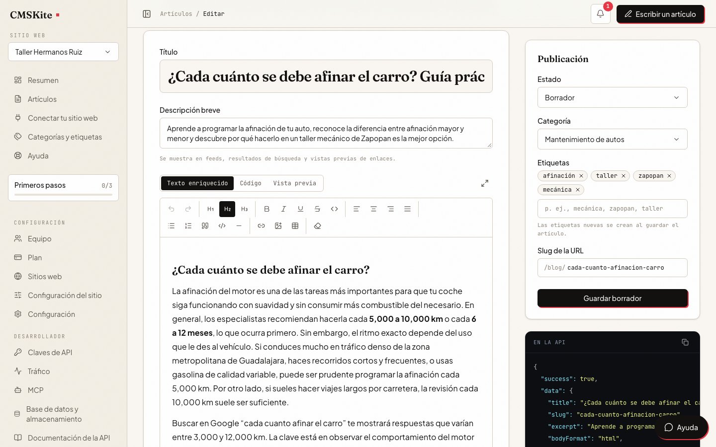El borrador del taller abierto en el editor de CMSKite: el título en español, la descripción breve que menciona Zapopan, el primer subtítulo y, al lado, la categoría Mantenimiento de autos, las etiquetas afinación, taller, zapopan y mecánica, y el slug cada-cuanto-afinacion-carro.