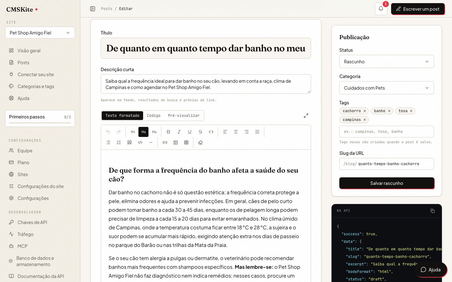 O rascunho do pet shop aberto no editor do CMSKite: o título em português, a descrição curta citando Campinas, o primeiro subtítulo e, ao lado, a categoria Cuidados com Pets, as tags cachorro, banho, tosa e campinas e o slug quanto-tempo-banho-cachorro.